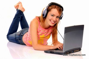 girl laptop headphones blog troy swezey 1ksmiles blogelina